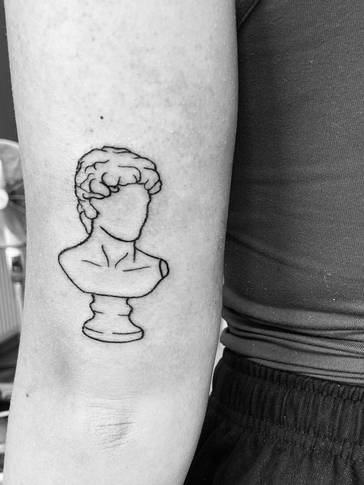 Minimalist male Roman bust tattoo David Statue Tattoo Minimal, Simple Greek Statue Tattoo, Minimalist Statue Tattoo, Roman History Tattoo, Statue Of David Tattoo Simple, Greek Myth Tattoo Simple, Greek Statue Tattoo Drawing, Roman Bust Tattoo, Roman Sculpture Tattoo