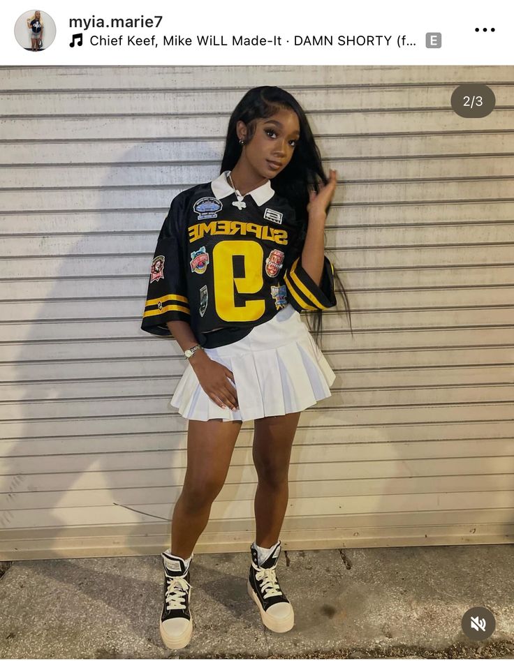 Softball Jersey Outfit, Outfit Ideas With Jerseys, Jersey Outfit Ideas For Black Women, Hbcu First Day Outfit, College Fdoc Outfit Hbcu, Fdos Outfits Hbcu, Jersey Skirt Outfit Black Women, Cropped Jersey Outfit Black Women, Homecoming Fits Hbcu