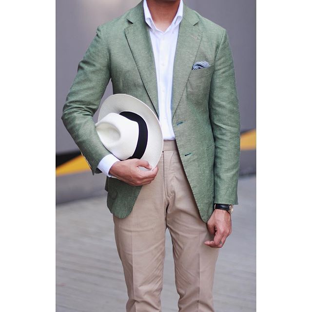 Unconstructed pale green linen jacket paired with a cotton stretch khaki trousers and a classic button-down linen top #bbtailors #benjaminbarker bbtailors Linen Jacket Outfit, Minimalist Wardrobe Men, Linen Blazer Men, Stone Chinos, Green Suit Jacket, Wardrobe Men, Green Jacket Men, Khaki Trousers, Linen Suits