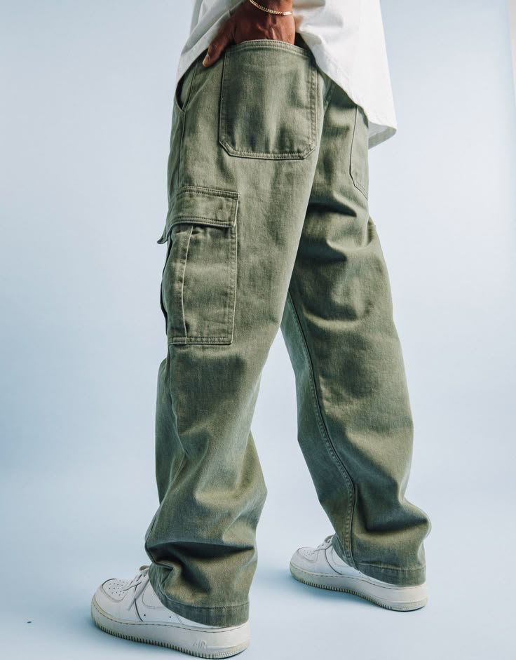 Green Baggy Pants Outfits, Green Cargo Pants Outfit Men, Baggy Pants Outfits, Baggy Cargo Pants Outfit, Baggy Outfits Men, Retro Outfits Men, Cargo Jeans Outfit, Green Cargo Pants Outfit, Cargo Pants Outfit Men