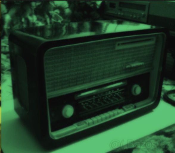 an old fashioned radio sitting on top of a table