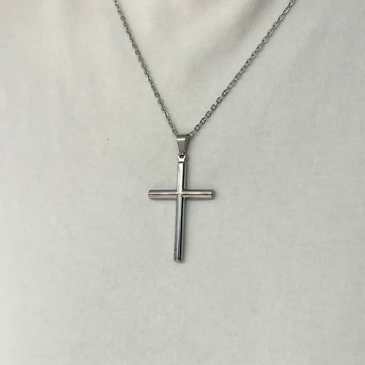 Cadena con dije de cruz, baño de oro y/o rodio, acero inoxidable. Dije placa de 4.5 x 3.0 cm White Gold Stainless Steel Pendant Necklace, Stainless Steel Chain Necklace With Cross Pendant, White Cross-shaped Chain Jewelry, White Cross Chain Jewelry, White Cross Necklace With Adjustable Chain, Stainless Steel Cross Pendant Necklace With Box Chain, Silver Tarnish-resistant Cross Pendant Jewelry, White Gold Polished Cross Necklace, Metal Cross Jewelry With Box Chain