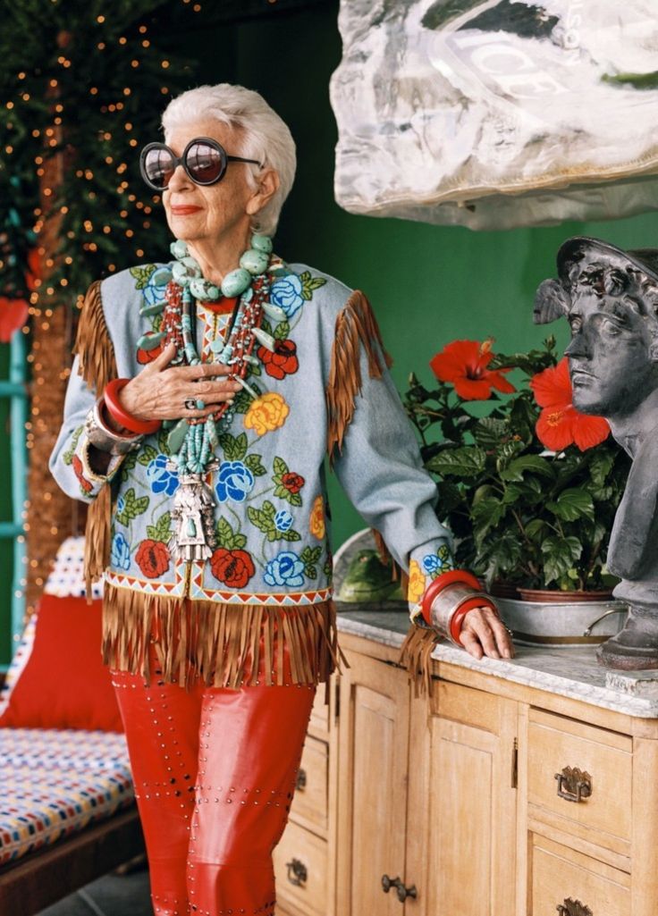 Iris Apfel, 93-year-old fashion icon, thinks you don’t really know how to shop - The Washington Post Style Icons Women, Iris Fashion, Fall Fashion Skirts, Mode Hippie, Advanced Style, Ageless Style, Family Photo Outfits, Red Pants, Fashion Icon