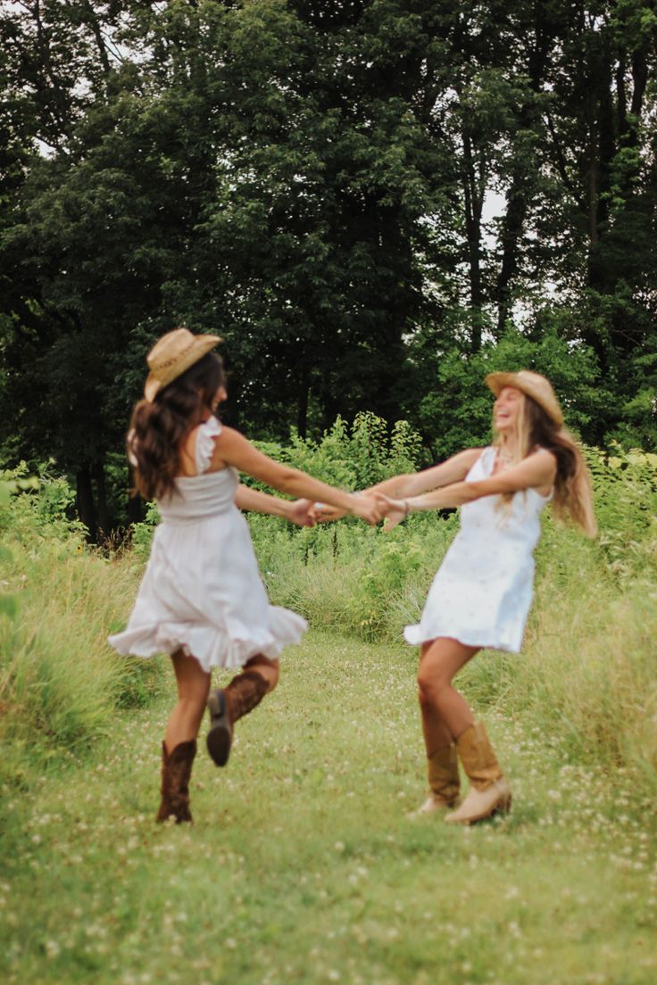 Poses Funny Friends Picture Ideas, Best Friend Professional Pictures, Mom Best Friend Aesthetic, Fall Photoshoot With Best Friend, Best Friend Pictures Photo Shoots Summer, Photo Ideas For Two Friends, Two Friends Pose Ideas, 2 Bestie Photo Ideas, Picture With Friends Ideas