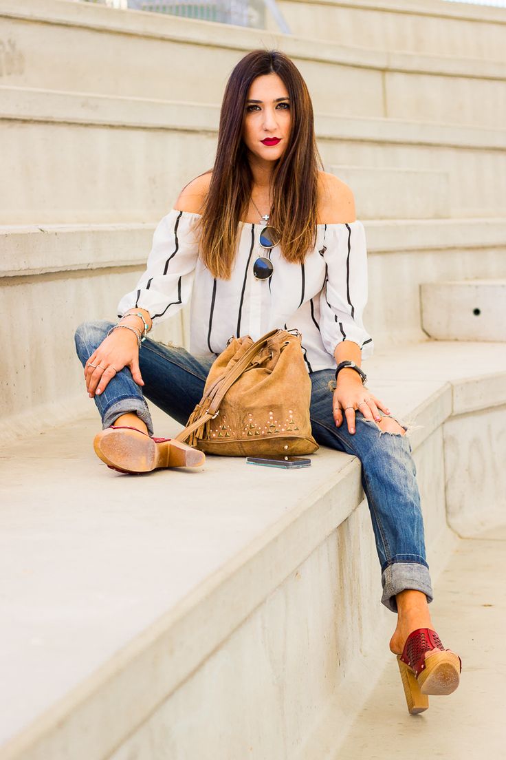 Shoes and Basics: Zuecos Mule Shoes Outfit, Red Clogs, Platform Clogs Shoes, Heeled Clogs, Girls Clogs, Shoulder Off, Platform Clogs, Hot Heels, Clog Heels