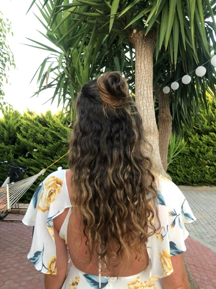 Low Lights On Curly Brown Hair, Beach Hair Highlights Brunettes, Curly Brunette Highlights, Beachy Hair Brunette, Sun Kissed Brown Hair Curly, Dark Brown Beach Hair, Golden Highlights Brown Hair Curly, Natural Sunkissed Hair, Beachy Half Up Half Down Hair