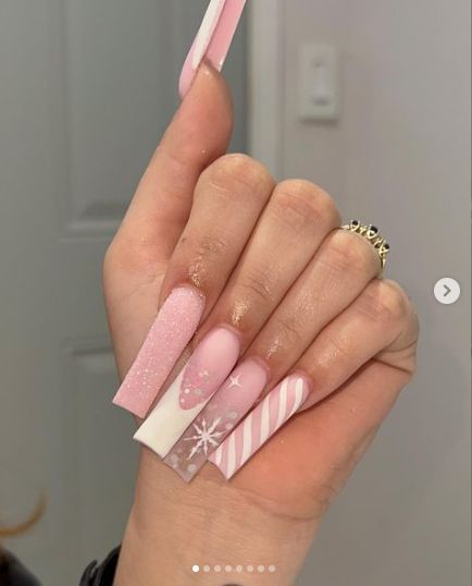 Pink Nail Christmas, Long Coffin Christmas Nails, Long Pink Christmas Nails, Winter Nail Sets Acrylic, Baddie Christmas Nails Medium, Christmas Nail Set Ideas, Long Christmas Nails Acrylic, Pink Nails For Christmas, Christmas Nail Art Pink