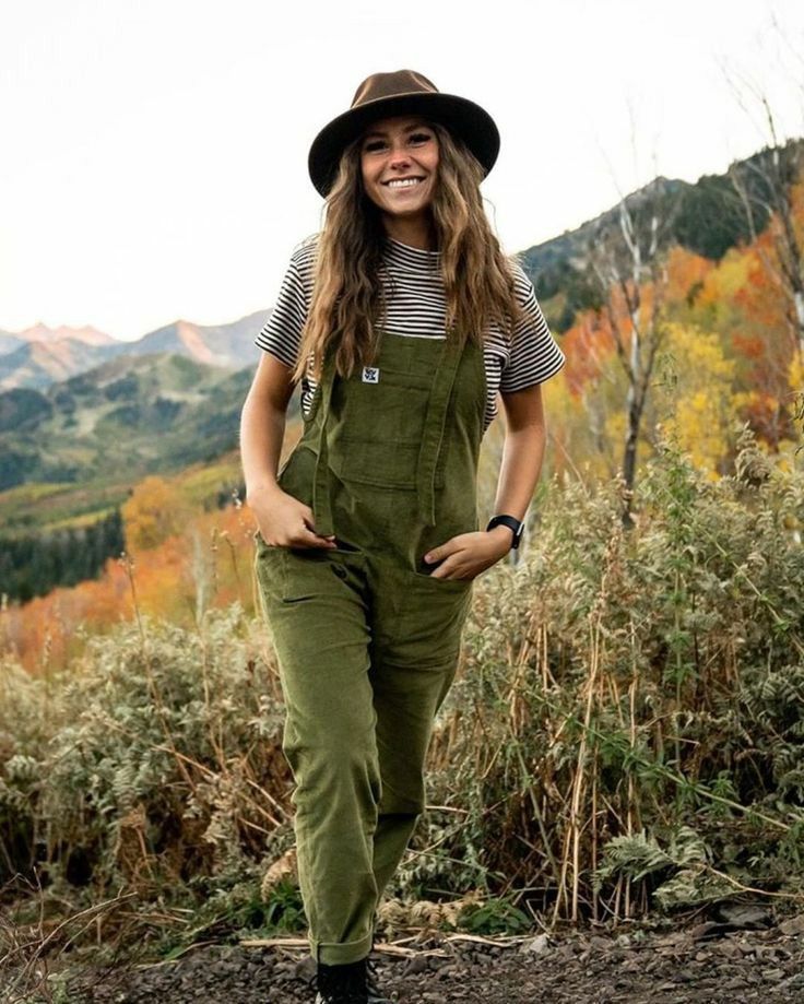 Farmer Clothes, Farmer Outfit, Farm Fashion, Corduroy Dungarees, Female Farmer, Lucy And Yak, Farm Clothes, Gardening Outfit, Jolie Photo