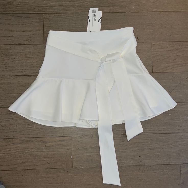 Nwt! Very Cute And Flattering. Shorts Underneath And Zips On Side Cheap White Preppy Mini Skirt, Elegant Stretch Skort For Day Out, Chic Short Mini Skirt For Brunch, Elegant High-waist Mini Skirt For Brunch, Elegant High Waist Mini Skirt For Brunch, Chic Mini Skirt For Brunch, Chic Fitted Skort For Brunch, Chic High Waist Mini Skirt For Brunch, Chic White Non-stretch Mini Skirt