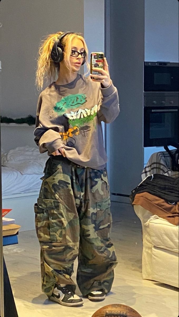 Camuflage Outfit Pants, Camo Outfits Aesthetic, Real Tree Camo Pants Outfit, Camo Sweatpants Outfit, Baggy Camo Pants Outfit, Camoflauge Pants Outfits, Camoflauge Outfits, Camp Pants Outfit, Camo Fits