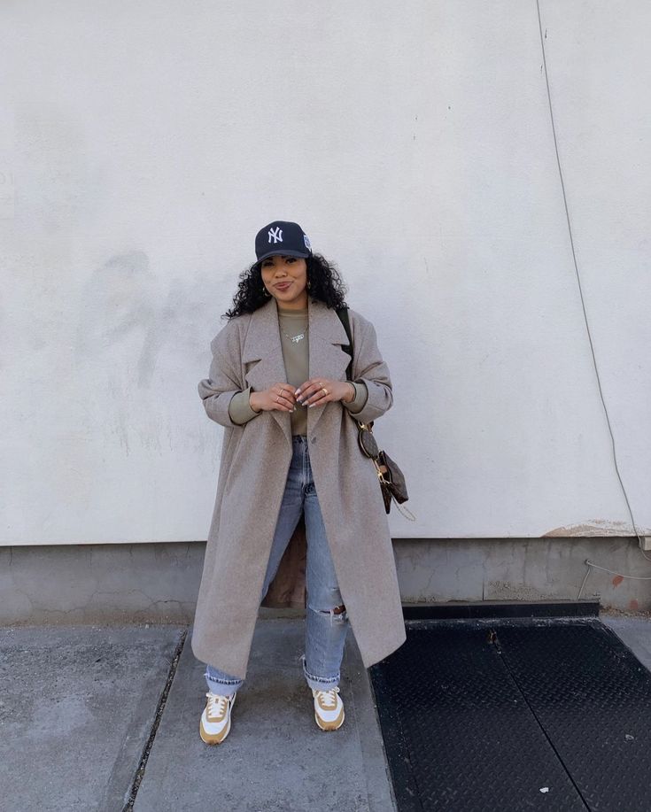 Fall Outfit With Hat, Outfit With Hat, Effortlessly Chic Outfits, Chill Outfits, Classy Casual Outfits, Grey Coat, Streetwear Fashion Women, Casual Chic Outfit, Outfit Inspo Fall