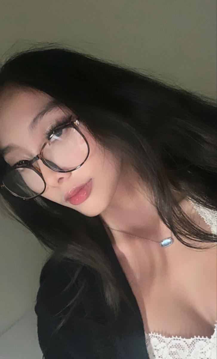 Makeup Everyday Look, Asian Glasses, Oversized Round Glasses, Makeup Everyday, Big Glasses, Oversized Glasses, Round Glasses Frames, Frame Ideas, Basic Makeup