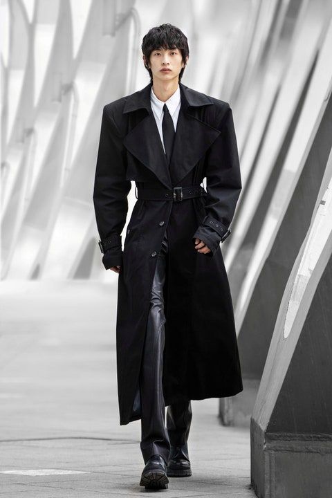 Suit Aesthetic Male, Trench Coat Outfit Men, Male Model Outfits, Static Poses, Fashion Models Men, High Fashion Men, High Fashion Runway, Model Runway, Runway Outfits