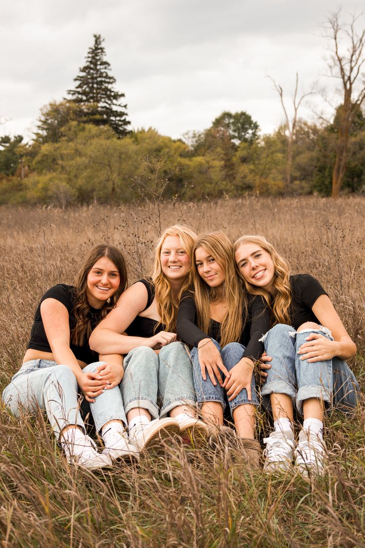 fall pictures, best friends, photoshopt Friends Fall Photoshoot Ideas, Friends Laying On The Ground, Fun Poses For Friends, Best Friend Poses 3 People, Group Standing Pose, Friends Portrait Photography, Friend Group Picture Poses, Photo Ideas 4 Friends, 3 Best Friend Photoshoot Poses