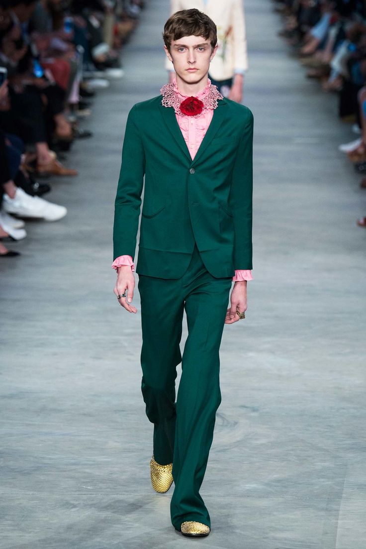 Gucci Spring 2016 Menswear Fashion Show David Bowie Fashion, June Days, Gucci Menswear, Dapper Suits, Gucci Collection, Gucci Spring, 2016 Menswear, Mens Spring Fashion, Alessandro Michele