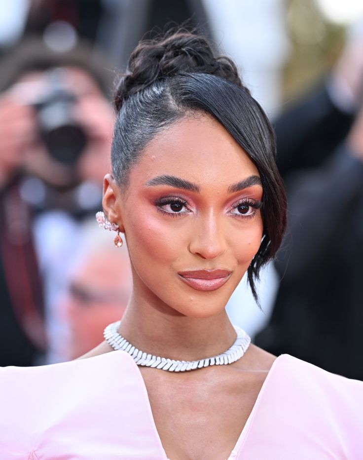 Jourdan Dunn's Cannes Red Carpet Look Is A Fairytale Come To Life Sleek Red Carpet Hair, Charlotte Tilbury Light Wand, Side Part Bun, Side Part Updo, High Updo, Cannes Festival, High Bun Hairstyles, Side Updo, Avengers Outfits