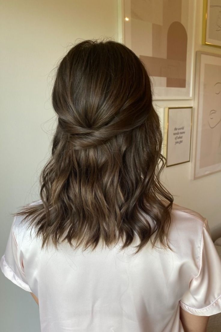 Hairdo Mid Length, Hairstyles For Weddings Bridesmaid Short, Short Medium Wedding Hair, Wedding Hairstyles Mid Length Hair, Deb Hairstyles Short Hair, Bridal Hairstyles Shoulder Length Hair, Bridesmaid Shoulder Length Hair, Short Hairstyles Graduation, Wedding Hair Short Down