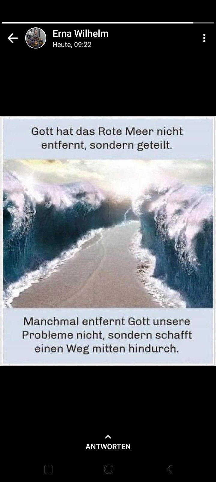 an image of the ocean with words in german and english on it's screen