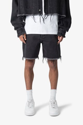 Frayed Denim Shorts - Green | mnml | shop now Denim Shorts Men, Mens Sweat Shorts, Mens Denim Shorts, Streetwear Essentials, Work Shorts, Frayed Denim, Denim Patches, Cargo Shorts Men, Twill Shorts