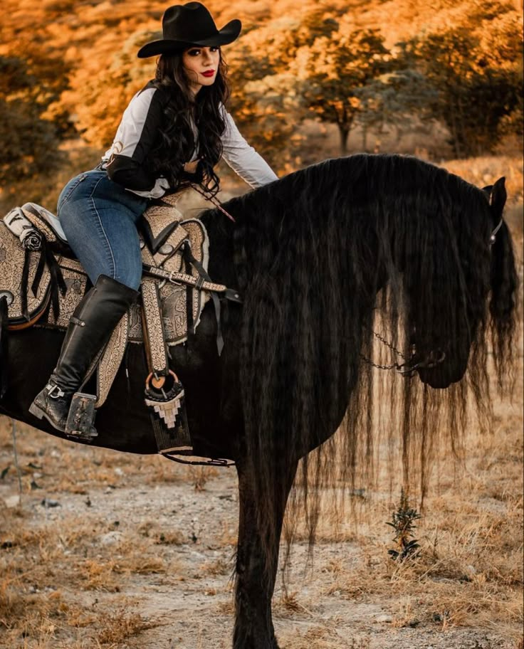 Horse Back Riding Outfits Black Women, Quince Photoshoot Ideas With Horse, Vaquera Photoshoot Ideas, Horse Photoshoot Ideas Outfit, Outfit Ranchero Mujer, Vaquera Photoshoot, Ootd Vaquero, Rodeo Photoshoot, Horse Portrait Photography