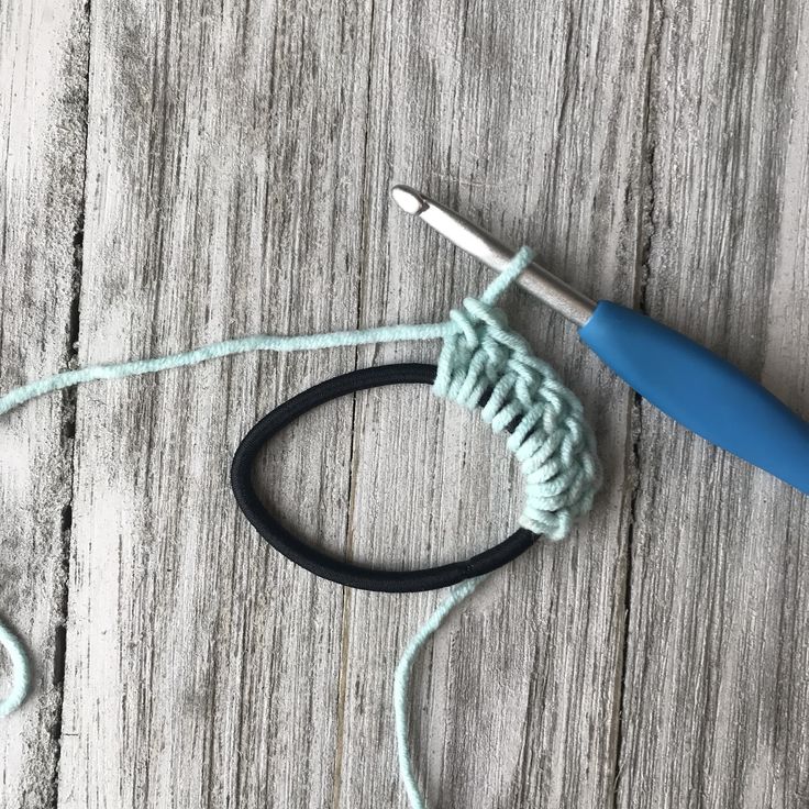 the crochet hook is laying on top of the yarn