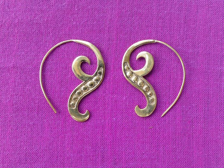 Brass earrings (nickel free, does not allergies). 3.5 cm long Tribal style Brass earrings (not nickel, does not allergies) 3.5 cm in length tribal style Symbolic Single Metal Earring, Symbolic Single Brass Earring, Nickel-free Spiral Earrings For Festivals, Bronze Festival Earrings, Gold Sterling Silver Earrings For Festival, Symbolic Festival Drop Earrings, Spiral Ear Wire Earrings For Festival, Symbolic Drop Earrings For Festivals, Symbolic Brass Earrings With Ear Wire