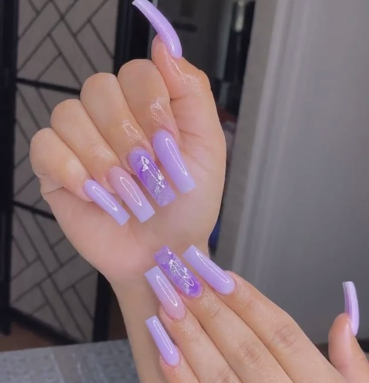 Cute Light Purple Nails, Purple Square Acrylic Nails, Lilac Prom Nails, Purple Quince Nails, Light Purple Acrylic Nails, Birthday Nails Purple, Lavender Acrylic Nails, Light Purple Nails, Quinceanera Nails