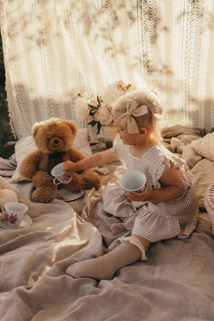 Picnic First Birthday Photoshoot, Teddy Bear Picnic Photo Shoot, Kids Summer Photoshoot Ideas, Picnic Kids Photoshoot, Outdoor Picnic Photoshoot, Photoshoot Mini Session Ideas, Toddler Photoshoot Ideas Indoor, Baby Picnic Photoshoot, Vintage Picnic Photoshoot