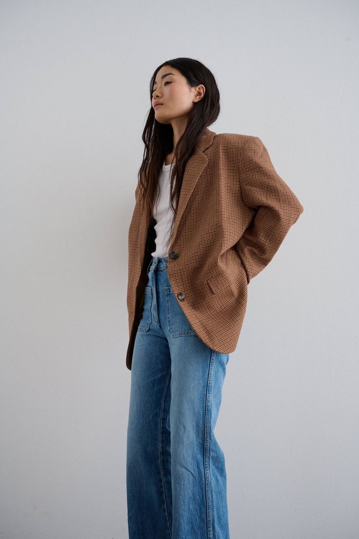 Gatsby Blazer Brown Boyfriend Jeans Blazer Outfit, Styling Brown Shirt, Oversized Tan Blazer Outfit, Denim And Brown Outfit, Brown Checkered Blazer Outfit, Brown Blazer Outfit Casual, Fall Blazer Outfits, Checkered Blazer Outfit, Blazer Jeans Outfit