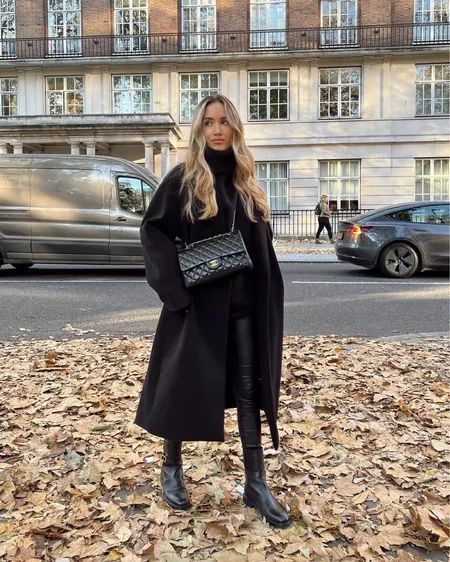 All Black Coat Outfit, Coat Outfit Black, Black Knee Boots Outfit Winter, Outfit With Black Coat, Knee Boots Winter Outfit, Black Coat Winter Outfit, Black Knee High Boots Outfit Winter, Black Knee Boots Outfit, Winter Outfits Black Coat