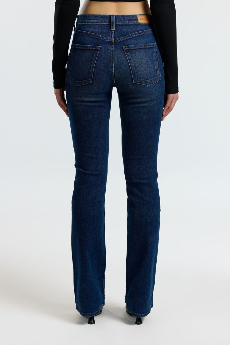 Fitted Dark Wash Flare Jeans With Five Pockets, Classic Fitted Dark Wash Flare Jeans, Fitted Straight Silhouette Denim Jeans, Classic Fitted Denim Blue Flare Jeans, Fitted Straight Silhouette Jeans, Denim Blue Flare Jeans, Fitted Modern Flare Jeans, Back Pocket Design, Apple Leather