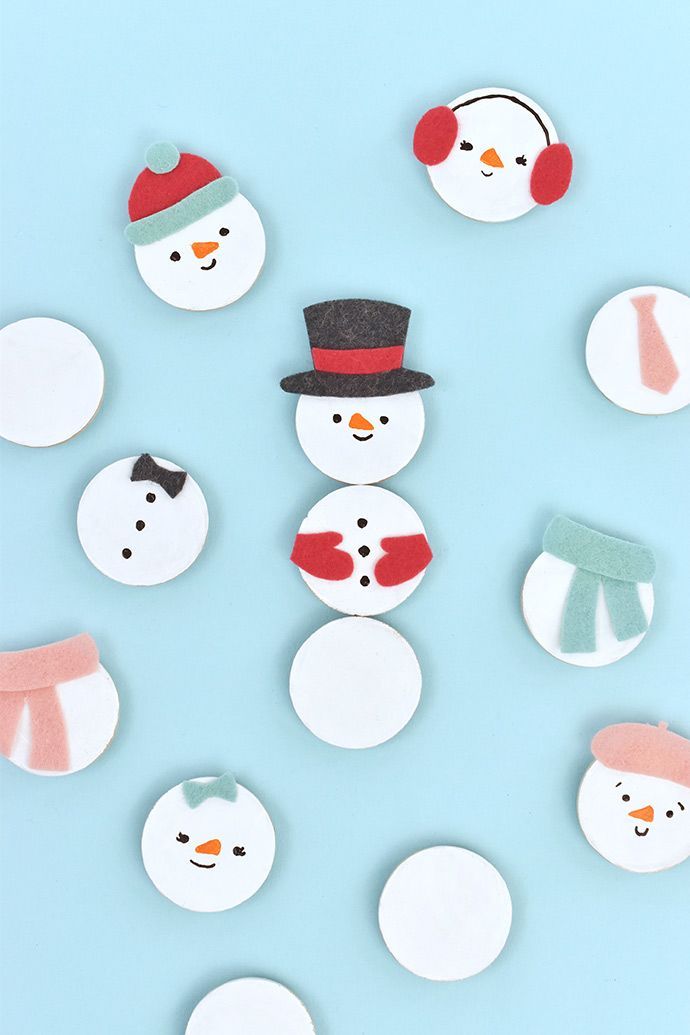 paper snowmen with hats and mittens are arranged in the shape of a circle