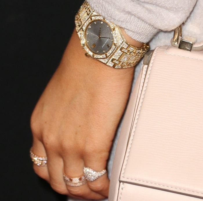 Kylie Jenner’s gold watch and jewelry Kylie Jenner Cartier, Kylie Jenner Watch, Kylie Jenner Jewelry, Kylie Jenner Rings, Kylie Jenner Aesthetic, Kylie Jenner Black, Kylie Jenner Nails, Aesthetic Gold, Kylie Jenner Outfits