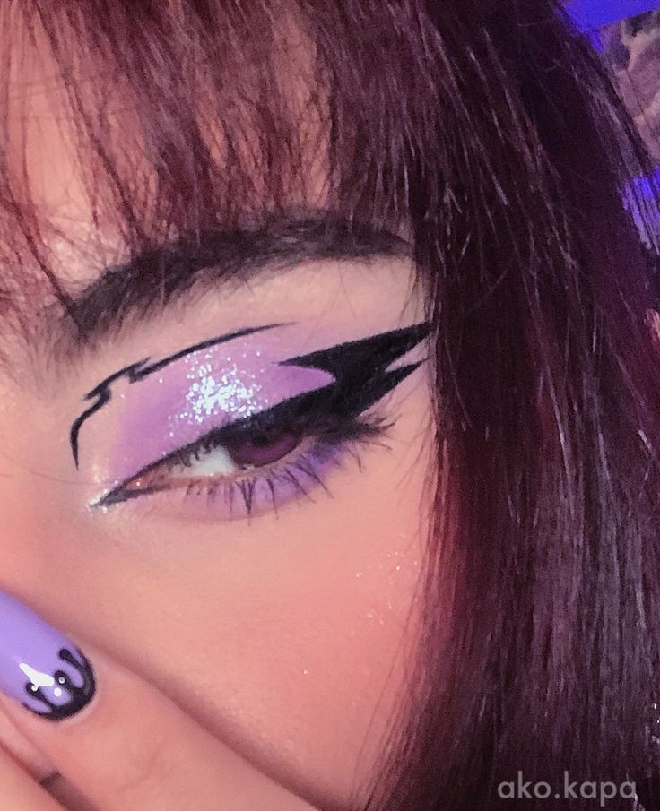 Graphic eyeliner look Purple Edgy Makeup, Gengar Inspired Makeup, Cute Makeup Purple, Kuromi Core Outfit, Make Up Ideas Purple, Purple Egirl Makeup, Kuromi Eyeliner, Black Purple Makeup, Black And Purple Makeup Looks