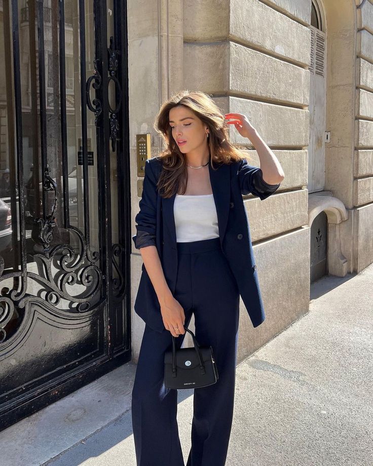 Office Wear Women Work Outfits Classy, Heloise Guillet, Young Professional Fashion, Pantsuit Outfit, Formal Smart Casual, Loose Pants Outfit, Rich Women Lifestyle, High Waisted Dress, Elegant Classy Outfits