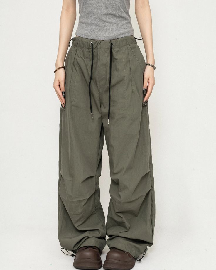 Wide cargo pants with a baggy silhouette and a trendy feel.

The material is suitable for all seasons and is sure to be popular.

The overall silhouette is easy to decide, and the long length makes it look stylish.
◾️Model
Height/Weight：160cm(62.9in)/44kg(97.lb)
Fitting Size：S



Size (cm)
Length
Waist
Hip


XS
98
76
116


S
100
80
120


M
102
84
124


L
104
88
128


XL
106
92
132 Wide Cargo Pants, Summer Pants Women, Cargo Pants Women, Height And Weight, Long Length, Model Height, Skirt Pants, Army Green, Cargo Pants