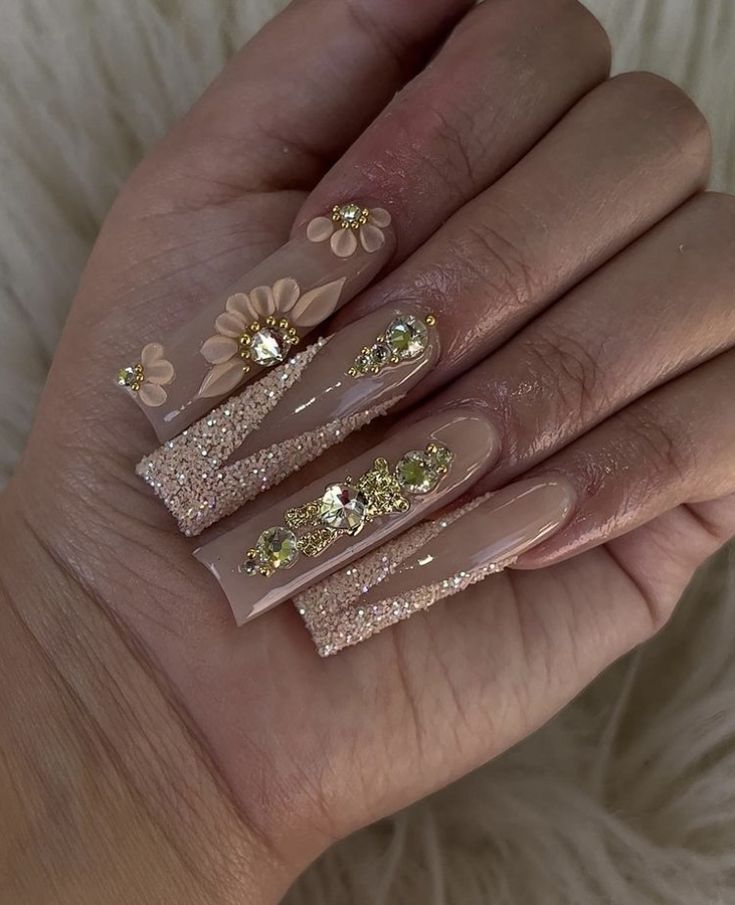 Beige Bling Nails, Nails Acrylic Designs Gems, Rose Gold 15 Nails, Champagne Nails For Quince, Cute Gold Acrylic Nails, Cream And Gold Nails Acrylic, Cool Quinceanera Ideas, Gold And Flower Nails, 15 Nails Ideas Rose Gold