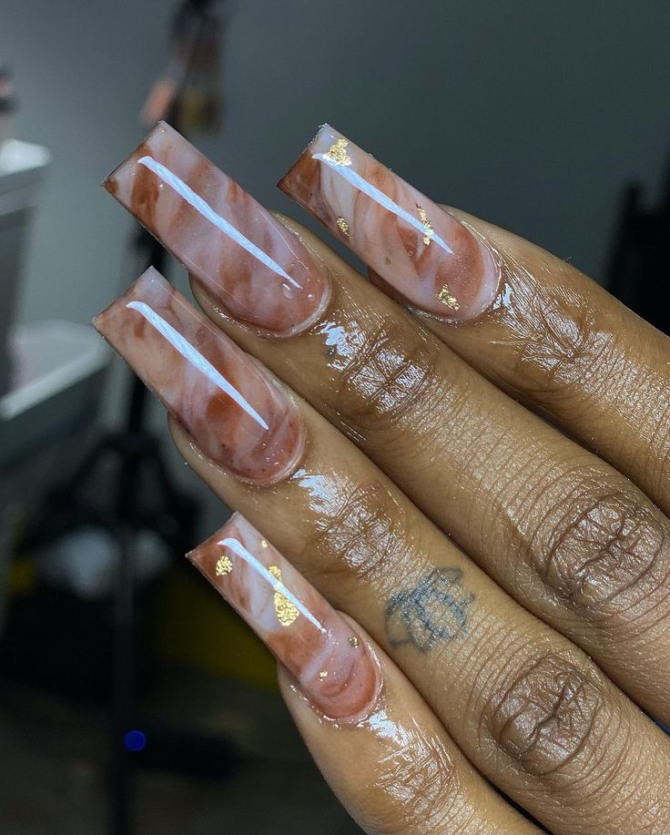 𝑮𝒍𝒊𝒛𝒛𝒚 𝑵𝒂𝒊𝒍𝒛 𝑳𝑳𝑪 | 🗽’s Instagram post: “chocolate swirlz. 🤎🍭 ya’ll ready for 5pm today? calendar dropping for v-day. • • • • #marblenails #brownmarblenails #goldflakenails…” Brown Marble Nails, Marble Nail Art Designs, Marble Nail Design, White Short Nails, Burberry Nails, Matte White Nails, Marble Acrylic Nails, Long Square Nails, Marble Nail Designs