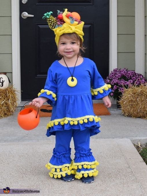 Jenilee: This Chiquita banana is named Bryn. She is 18 months old and mom made her complete outfit from scratch. Chiquita Banana Lady, Chiquita Banana Costume, Outfit From Scratch, Native American Halloween Costume, Banana Costume, Chiquita Banana, Black Swan Costume, Tinker Bell Costume, Doll Halloween Costume