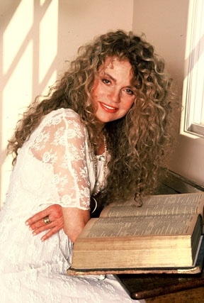 Dyan Cannon  I have always loved her hair.  Never knew mine would look like this after 4 kids!! Jennifer Grant, Dyan Cannon, Brooklyn And Bailey, Natalie Wood, Hollywood Actors, Curly Girl Method, Cary Grant, Permed Hairstyles, Aging Gracefully