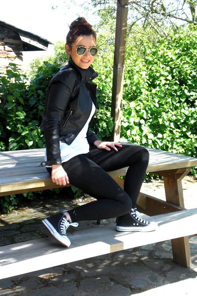 Must-have shoes: Black Converse high tops.  It all depends on your style but these are a classic, come on! Converse Haute, How To Wear Sweatpants, High Tops Outfit, How To Wear Converse, Vetements Shoes, Black High Top Converse, Converse Outfits, Quoi Porter, High Top Converse