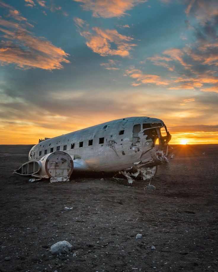 an old airplane sitting in the middle of nowhere