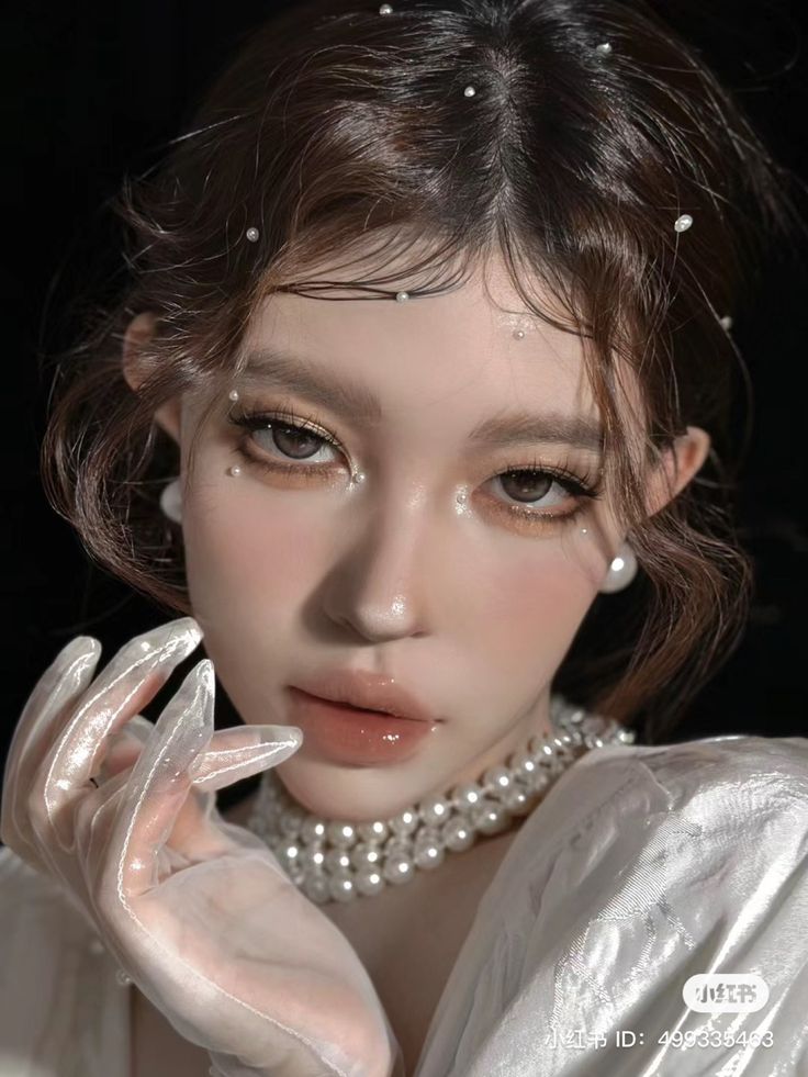 Princess Make Up Looks, Brown Chinese Makeup, Douyin Elegant Makeup, Chinese Smokey Eye Makeup, Pearl Makeup Douyin, Douyin Jelly Makeup, Shiny Makeup Look Glitter, Pearl Makeup Aesthetic, Makeup With Pearls Make Up