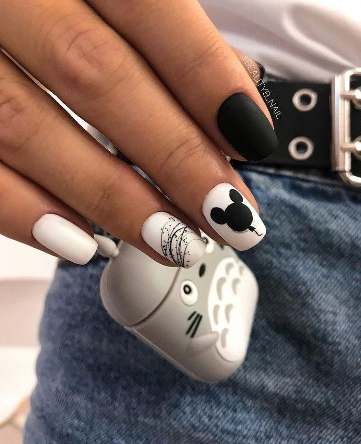 Disney Nails French Tip Mickey Mouse, Disney Nail Designs Black, Gel Nails Ideas Short Disney, Nails For Spring 2023, Disney Nails Simple, Classy Disney Nails, Simple Disney Nails, Disneyland Nails, Nails Disney