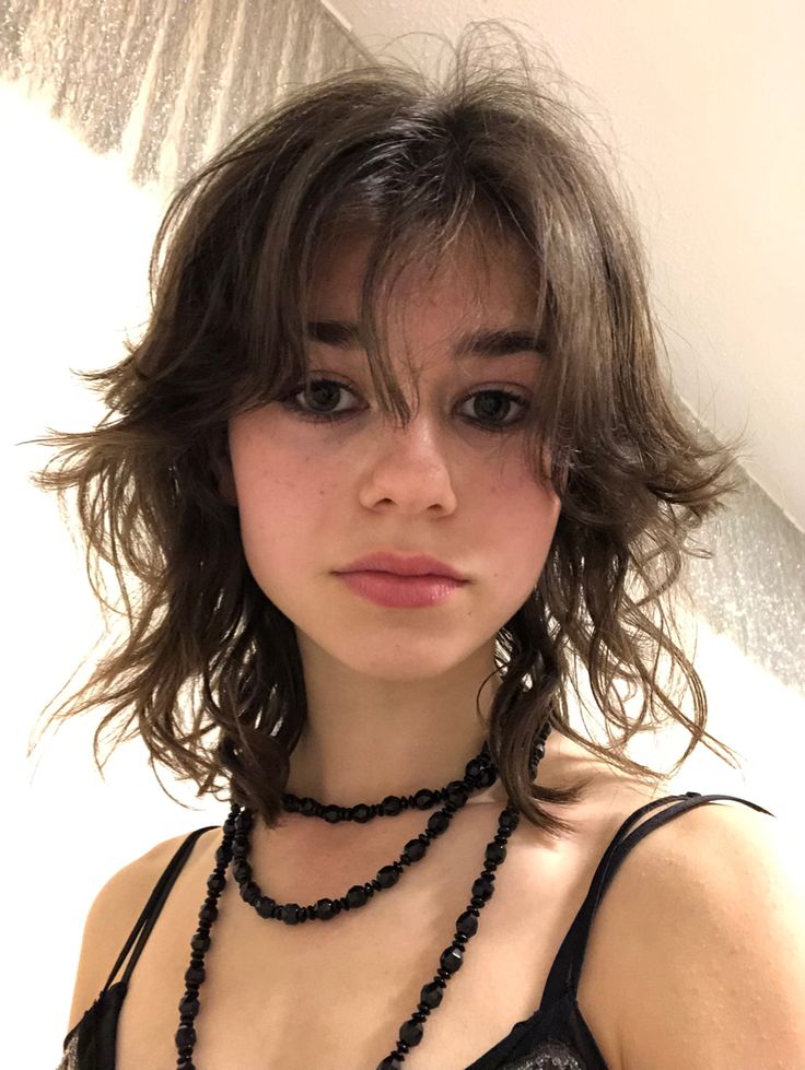 Short layered curly/ wavy fluffy brown hair with short curtain bangs | wolfcut/ shag haircut Fluffy Brown Hair, Grunge Haircut, Short Curtain, Short Shaggy Haircuts, Short Grunge Hair, Shaggy Short Hair, Shaggy Haircuts, Short Brown Hair, Hair Inspiration Short