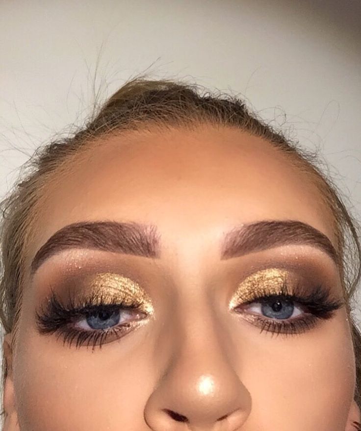 ⭐️PLS TA Trucco Glam, Eyeliner Trends, Gold Eye Shadow, Ball Makeup, Make Up Gold, Gold Eyeliner, Gold Makeup Looks, Eye Shadow Makeup, Gold Eye Makeup