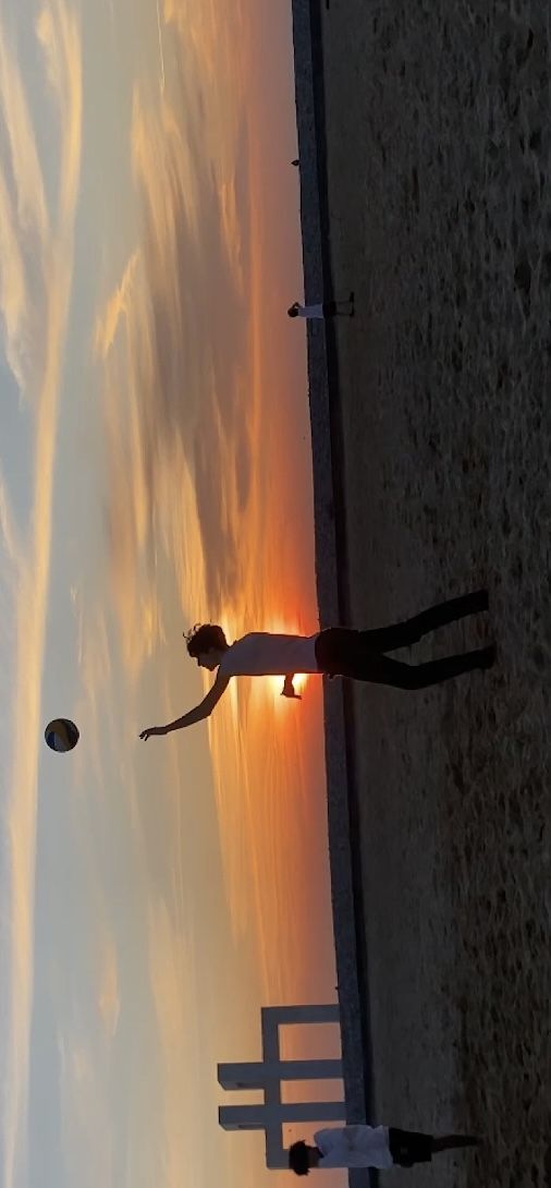 volley-ball sunset boy Men Volleyball Aesthetic, Male Volleyball Aesthetic, Volleyball Boyfriend Aesthetic, Mens Volleyball Aesthetic, Volleyball Boys Aesthetic, Volleyball Player Aesthetic, Volleyball Guys, Sports Aesthetic Wallpaper, Volleyball Boyfriend