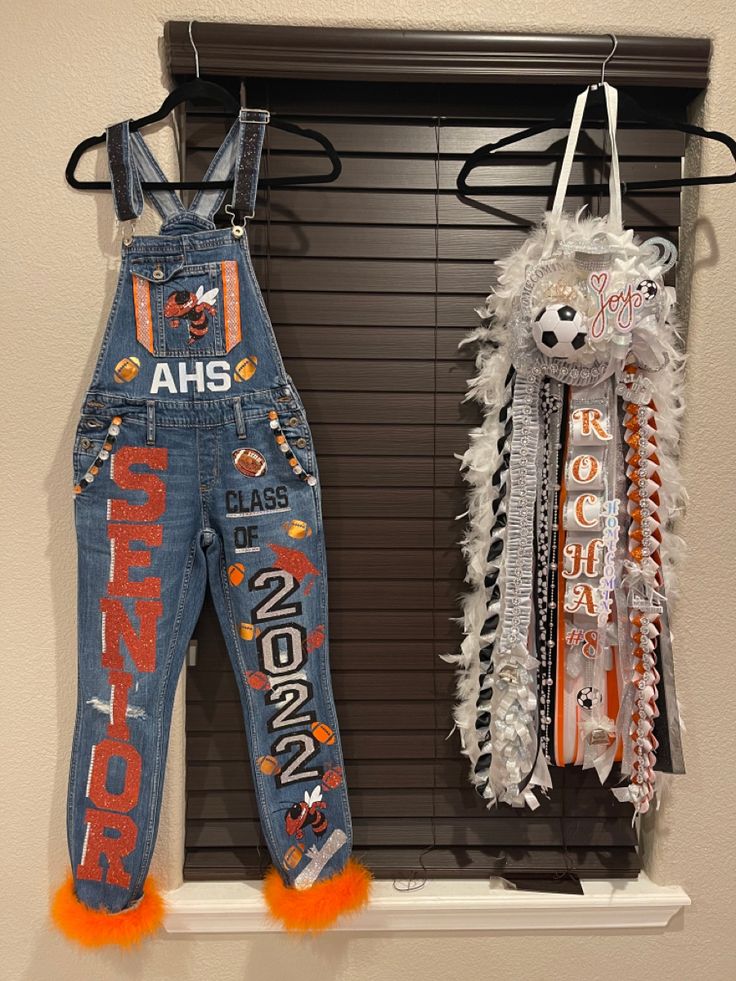 Homecoming Jeans Ideas, School Spirit Outfit, Senior Painted Jeans, Painted Overalls, Unique Homecoming Mums, Mums Homecoming Freshman, Mums Homecoming Diy, Mums Homecoming Ideas, Mums Homecoming Senior