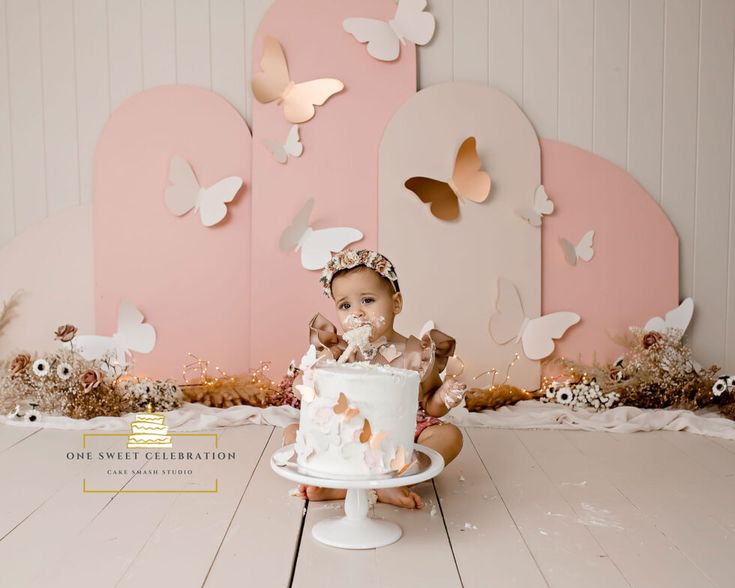 Theme Bapteme, Cake Smash Inspiration, Baby Birthday Photoshoot, First Birthday Photography, 1st Birthday Girl Decorations, 1st Birthday Party For Girls, Butterfly Birthday Party, Birthday Party Theme Decorations, Smash Cake Photoshoot