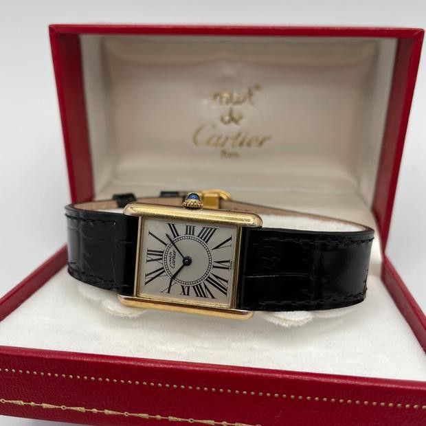 Presentamos el icónico Cartier Tank 590005, un reloj que combina sin esfuerzo la elegancia atemporal con la sofisticación moderna. Elaborado con meticulosa atención al detalle, este exquisito reloj es un verdadero testimonio del rico legado y la artesanía incomparable de Cartier. El Cartier Tank tiene una historia fascinante que se remonta a 1917, cuando fue diseñado por primera vez por el propio Louis Cartier. Inspirado en la forma de los tanques militares, este reloj revolucionó el mundo de la Cartier Rectangular Watch Accessories For Formal Occasions, Cartier Rectangular Watch Accessories For Formal Events, Vintage Cartier Watch Accessories For Formal Occasions, Luxury Rectangular Dial Watch Accessories For Business, Elegant Yellow Gold Watch For Formal Occasions, Designer Cartier Watch, Formal Rectangular Cartier Watch Accessories, Luxury Watches With Rectangular Dial For Evening, Classic Evening Watch Accessories With Rectangular Dial